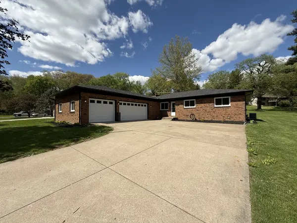 4065 Pinebrook LN, Bettendorf, IA 52722