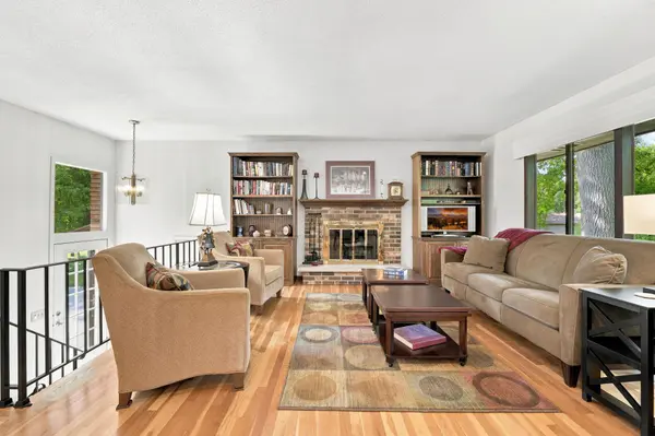 12808 Woodview LN, Burnsville, MN 55337