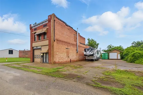 111 E Broadway AVE, Yale, OK 74085