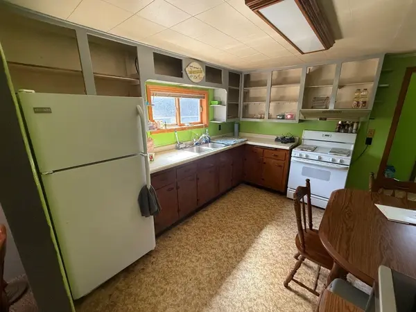N10591 LAKESHORE RD, Clintonville, WI 54929-9006