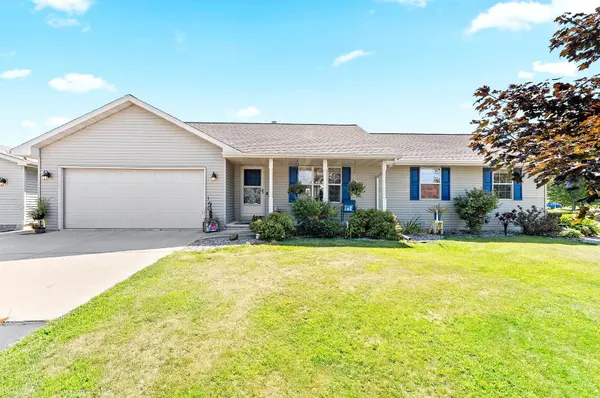 5056 SNAPDRAGON CIR, Little Suamico, WI 54141
