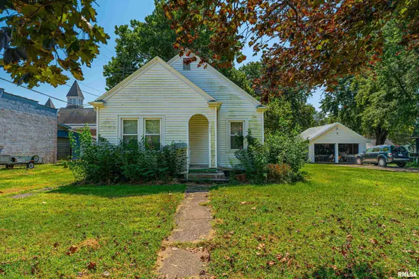 114 W 4TH ST, Delavan, IL 61734