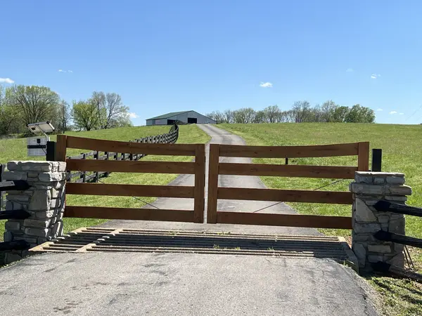 2202 Darks Mill Rd, Columbia, TN 38401
