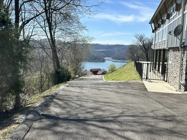 209 Sandgate Dr, Smithville, TN 37166