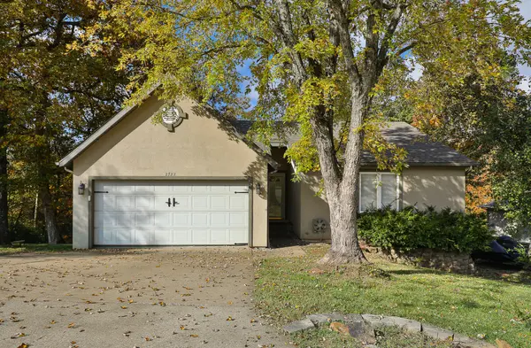 2725 Maple Street,  Hollister,  MO 65672
