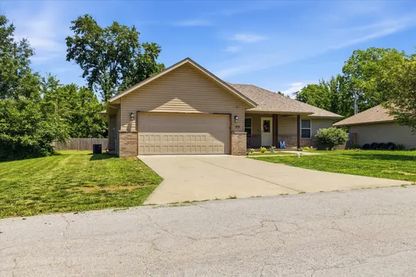 579 S Forest Lane,  Republic,  MO 65738