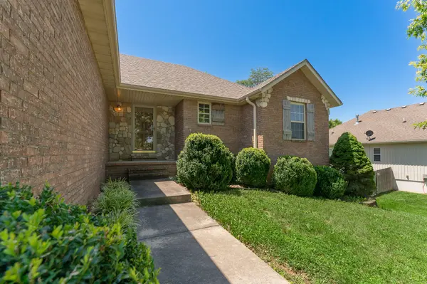 1082 E Daisy Falls Drive, Nixa, MO 65714