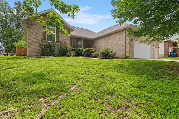 3296 N Eakins Avenue,  Springfield,  MO 65803