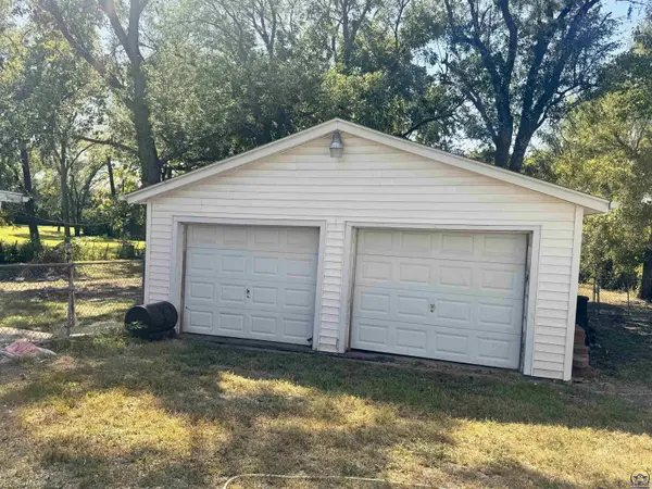 3803 NE Meriden RD, Topeka, KS 66617