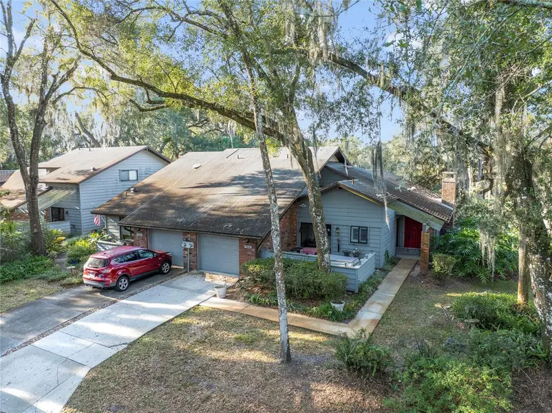 906 VILLAGE GREEN RD, Deland, FL 32720