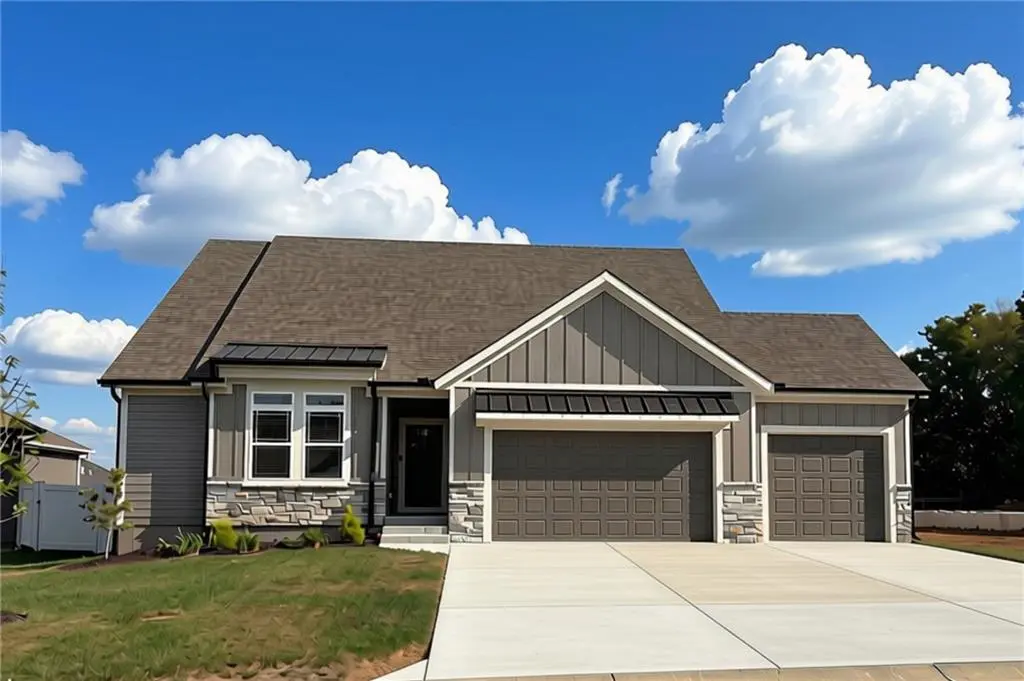 11808 E 231st ST, Peculiar, MO 64078