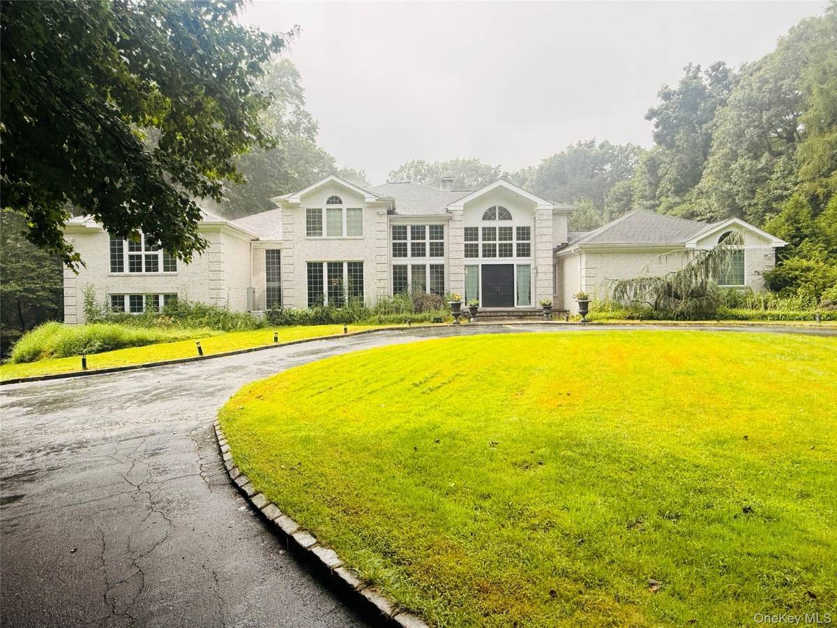 22 Evans DR, Glen Head, NY 11545