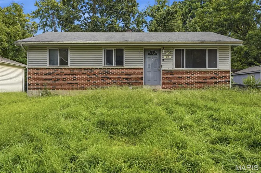 210 Connolly DR, St Louis, MO 63135