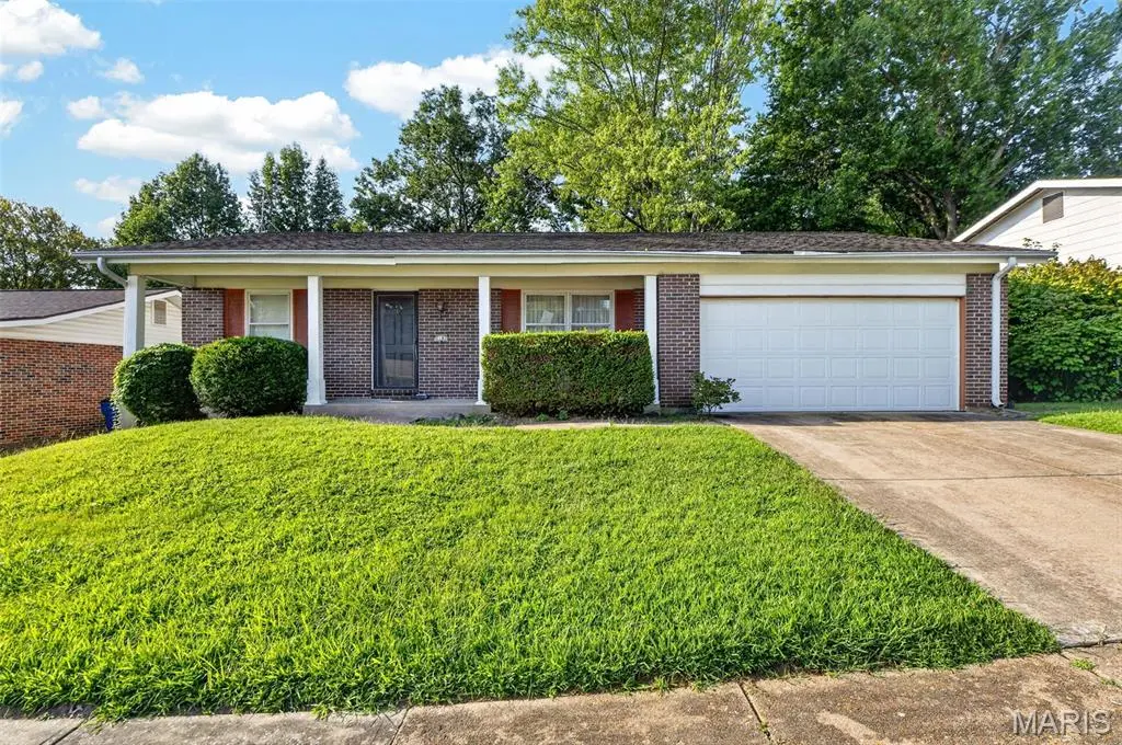 2182 Rountree DR, St Louis, MO 63136