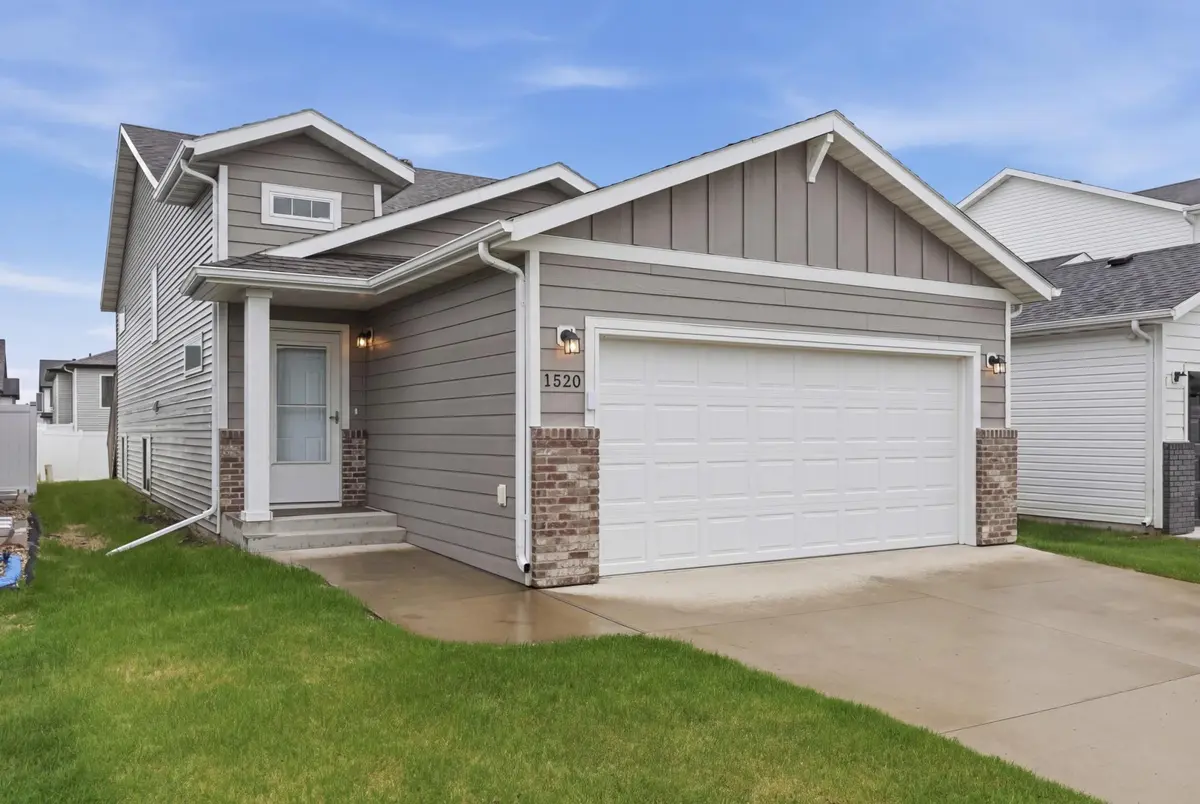 1520 67th AVE S, Fargo, ND 58104