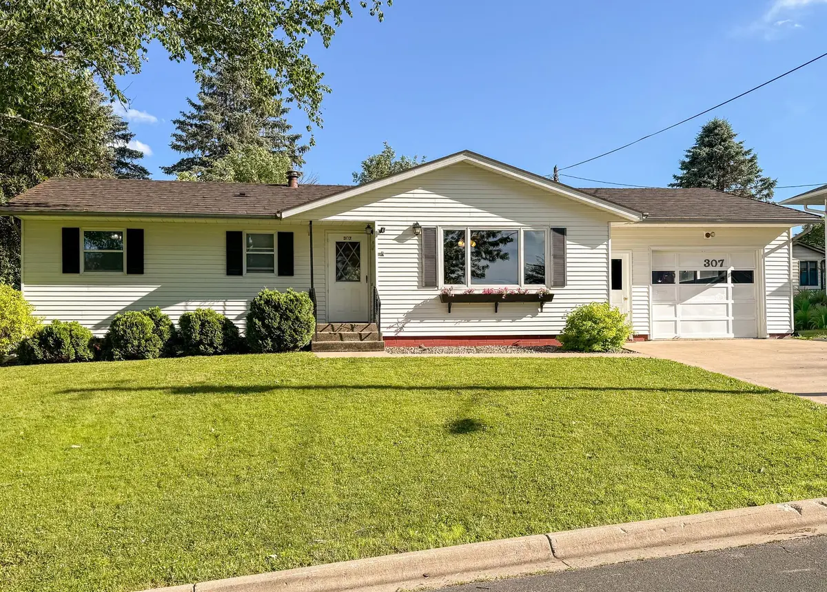 307 Hilltop DR, Goodhue, MN 55027