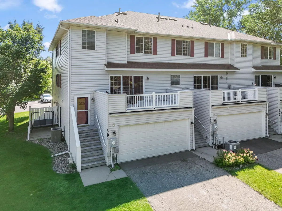 4791 Grenwich RD N, Oakdale, MN 55128