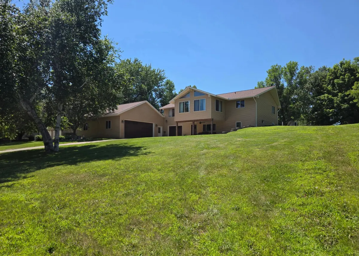 7126 196th AVE NE, New London, MN 56273