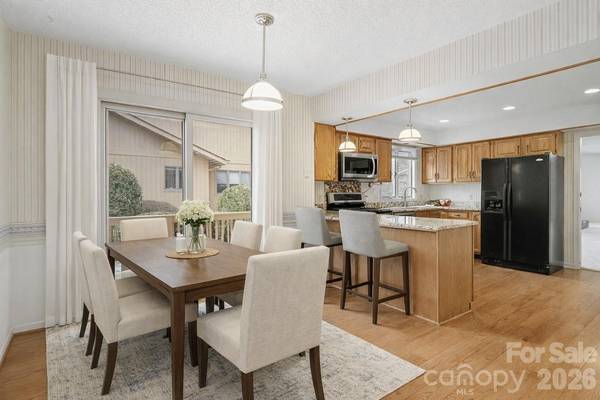 605 Red Oak DR, Hendersonville, NC 28791