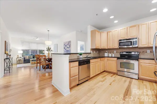 1000 E Woodlawn RD #118, Charlotte, NC 28209