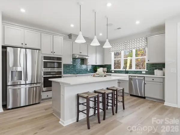 8312 Discovery LN, Charlotte, NC 28216