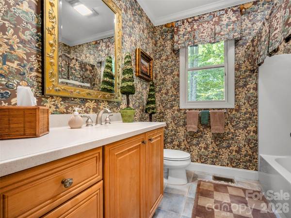 75 Old Hickory TRL, Hendersonville, NC 28739