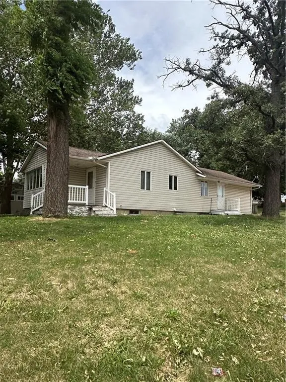 327 E 7TH ST, Maryville, MO 64468