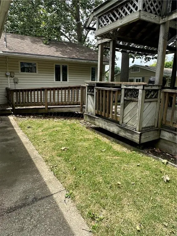 327 E 7TH ST, Maryville, MO 64468