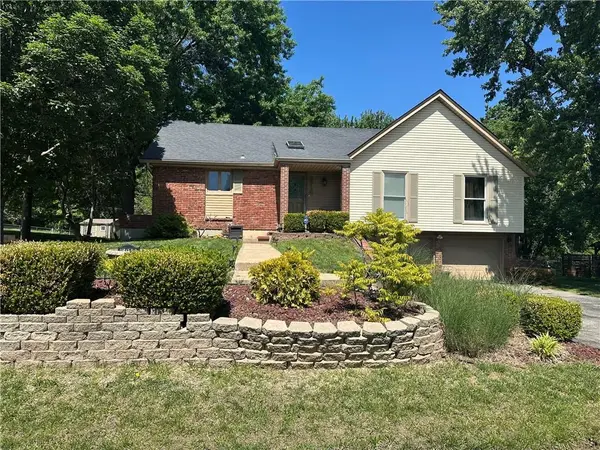 6918 Marion DR, Shawnee, KS 66218