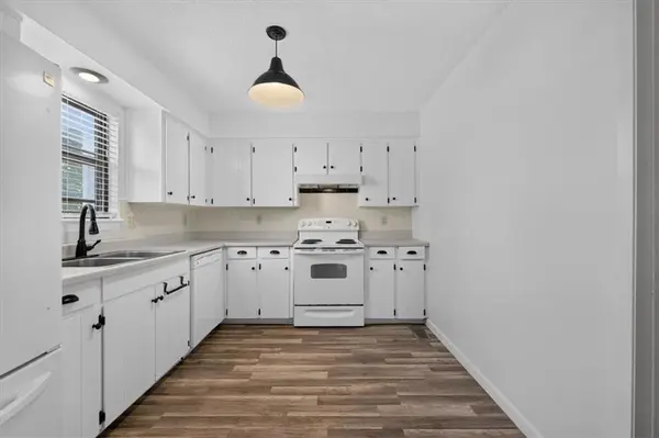 8645 W 108th PL, Overland Park, KS 66210