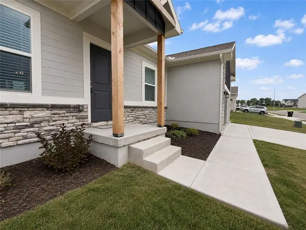 910 SW Pintail LN, Oak Grove, MO 64075
