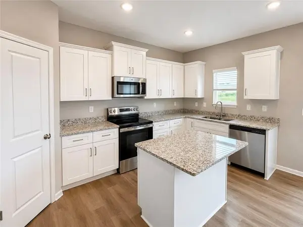 910 SW Pintail LN, Oak Grove, MO 64075