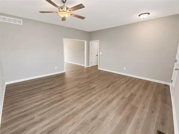 910 SW Pintail LN, Oak Grove, MO 64075
