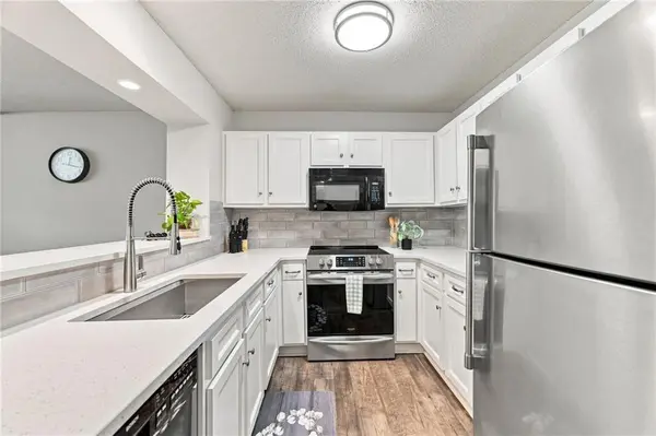 8885 W 106th TER, Overland Park, KS 66212