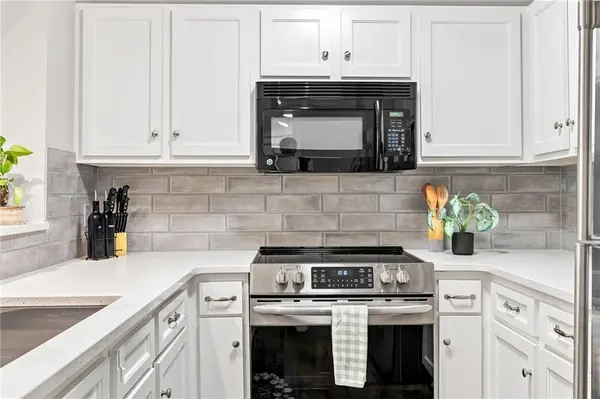 8885 W 106th TER, Overland Park, KS 66212