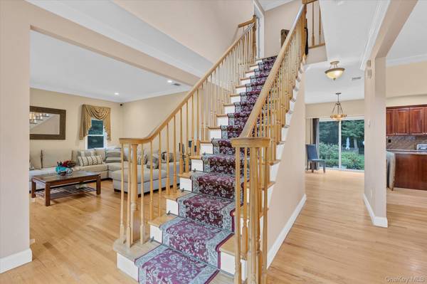 25 Pashen PL, Dix Hills, NY 11746