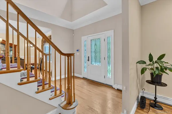 25 Pashen PL, Dix Hills, NY 11746