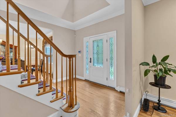 25 Pashen PL, Dix Hills, NY 11746