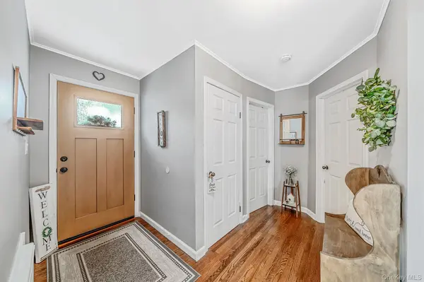 24 Alma AVE, Lake Grove, NY 11755