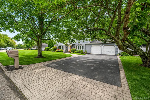 4 Loma ST, Medford, NY 11763