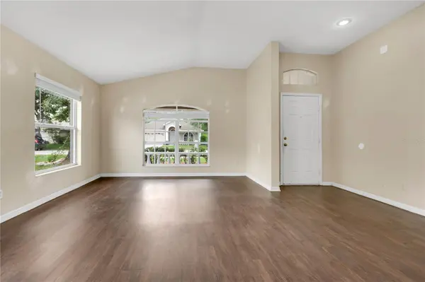 1422 LAKE SHORE RANCH DR, Seffner, FL 33584