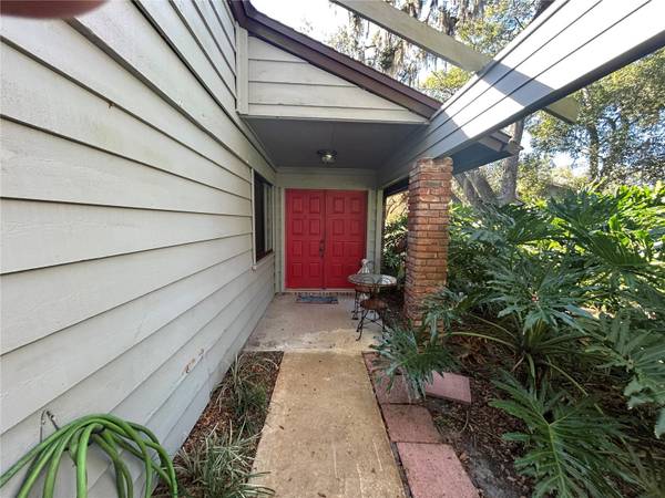 906 VILLAGE GREEN RD, Deland, FL 32720