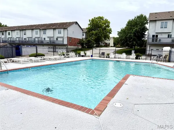 4207 Sherman Park DR #14G, St Charles, MO 63303