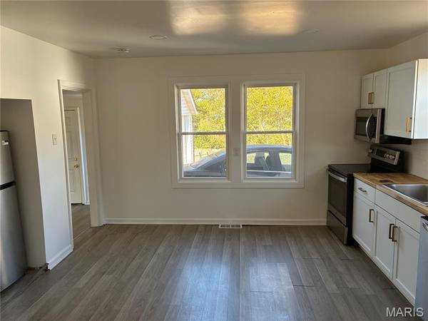 301 Day DR, Ferguson, MO 63135