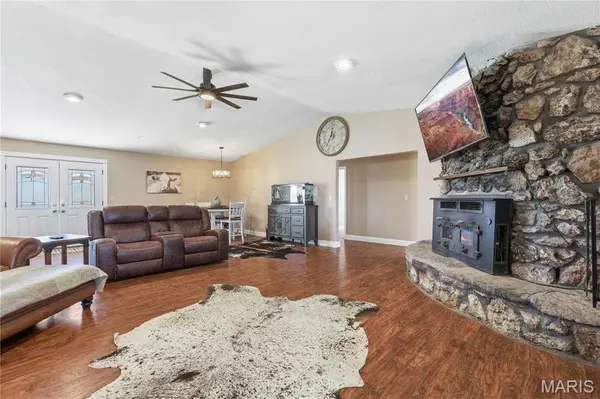 282 Reeds RD, Lebanon, MO 65536