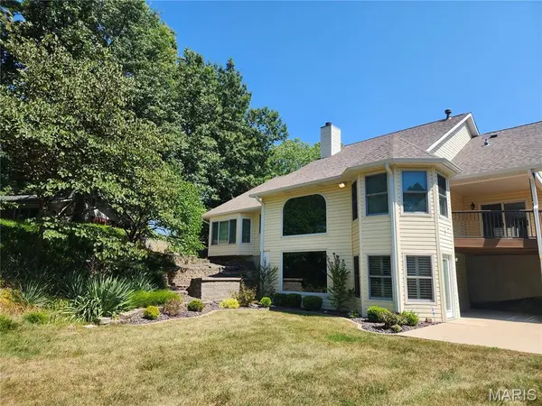 1 Big Bluff CT, St Charles, MO 63304