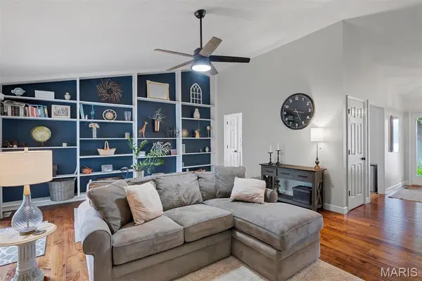 2 Shadowood CT, St Peters, MO 63376