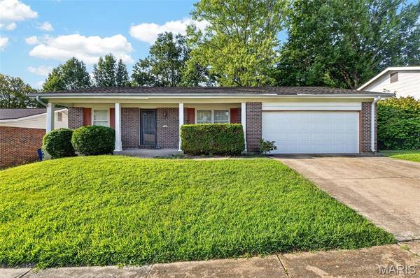 2182 Rountree DR, St Louis, MO 63136