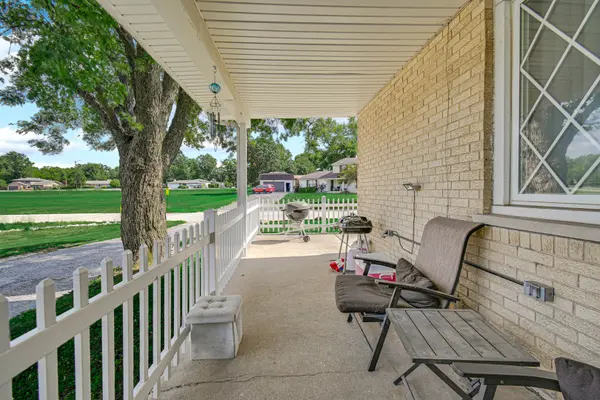 8622 W 90th PL, Hickory Hills, IL 60457