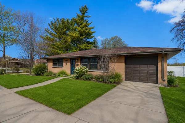 3749 Kemman AVE, Brookfield, IL 60513